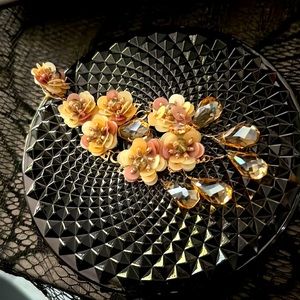 Floral dangling earrings --color: peach